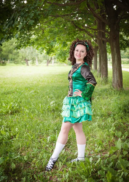 Joven hermosa chica en irlandés danza vestido posando al aire libre —  Fotos de Stock