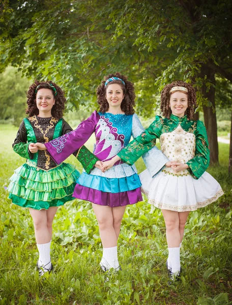 アイルランドのダンスの 3 人の美しい少女ドレス ポーズ屋外 — ストック写真