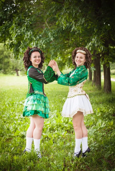 Deux jeunes belles filles en robe de danse irlandaise posant en plein air — Photo