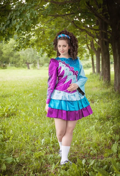 Joven hermosa chica en irlandés danza vestido posando al aire libre —  Fotos de Stock