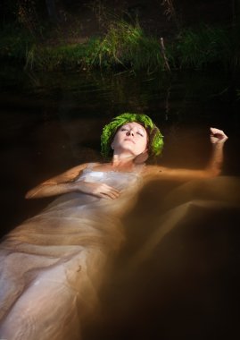 Su yalan fern çelenk ile güzel boğulan kadın 