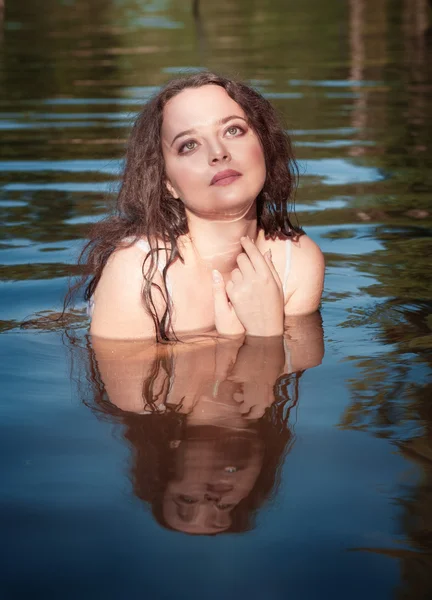 Schöne junge Frau im Wasser — Stockfoto
