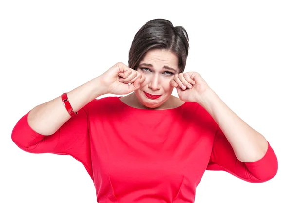 Chorando mulher bonita plus size em vestido vermelho isolado — Fotografia de Stock