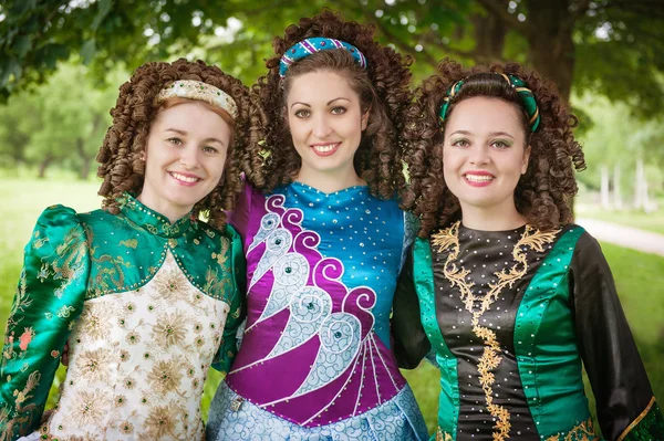 Trois jeunes belles filles en robe de danse irlandaise posant en plein air — Photo