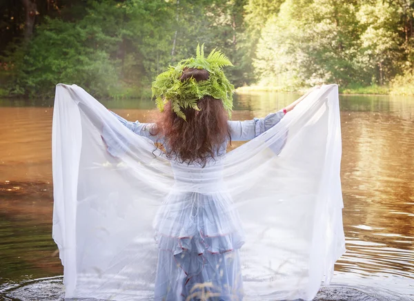 Schöne Frau mit langem mittelalterlichen Kleid, die im Fluss steht — Stockfoto