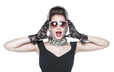 Retro PIN tarzında heyecanlı genç güzel kız 