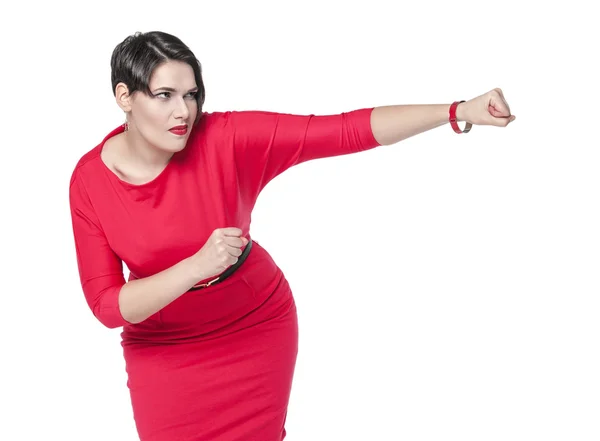 Hermosa mujer de talla grande en vestido rojo golpeando algo — Foto de Stock