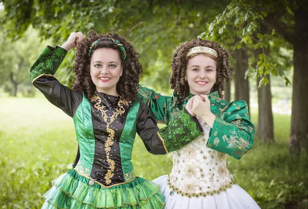 两个年轻漂亮的女孩在爱尔兰舞蹈服饰构成户外 — 图库照片