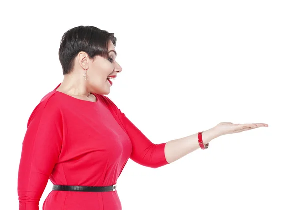 Überraschende Plus-Size-Frau im roten Kleid schaut auf die Handfläche — Stockfoto