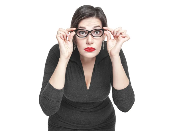 Plus-Size-Frau mit Brille sieht dich isoliert an — Stockfoto