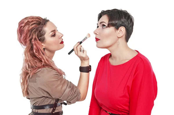 Professionelle Make-up-Artist Make-up zu einem Modell isoliert — Stockfoto