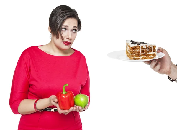 Grande taille femme faisant le choix entre des aliments sains et malsains — Photo