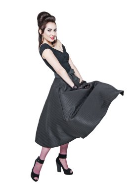 Dres çırpınan ile retro pin-up tarzı genç güzel kadın