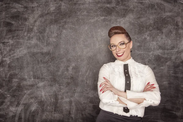 Glad lärare på skolan blackboard bakgrunden — Stockfoto