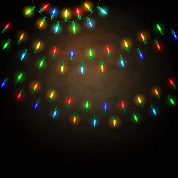 Luces de Navidad brillantes de colores en el fondo de pizarra — Vector de stock