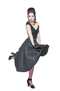 Dres çırpınan ile retro pin-up tarzı genç güzel kadın