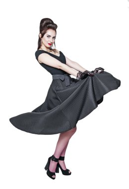 Dres çırpınan ile retro pin-up tarzı genç güzel kadın