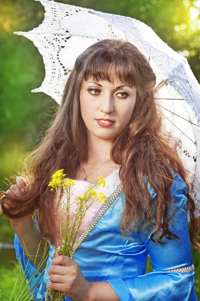 Красивая девушка с длинными волосами и зонтиком — стоковое фото