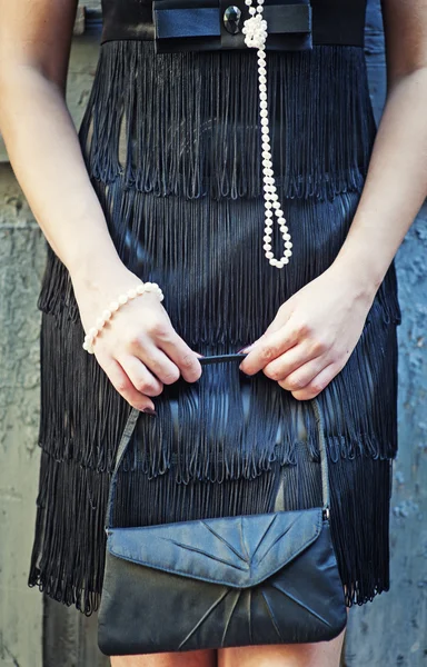 Modische Frau mit kleiner Tasche in Händen und Kleid — Stockfoto