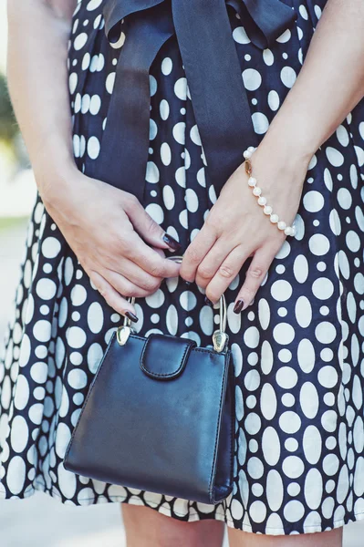 Mulher elegante com pequeno saco em suas mãos e vestido — Fotografia de Stock