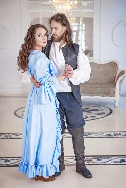 Güzel çift kadın ve adam ortaçağ giysileri 