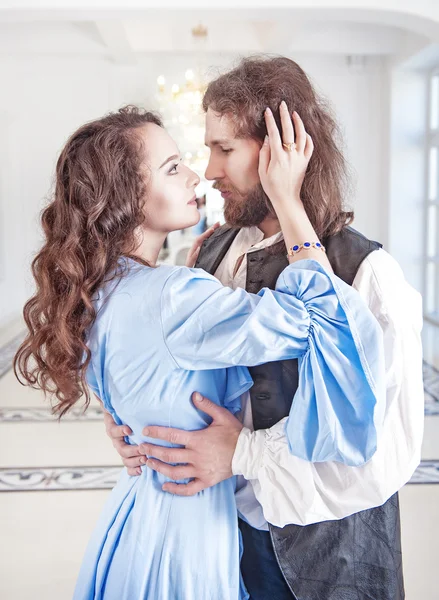 Mooi paar vrouw en man in middeleeuwse kleding — Stockfoto