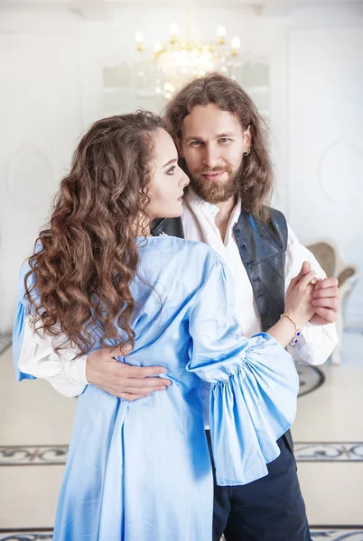 Mooi paar vrouw en man in middeleeuwse kleding — Stockfoto