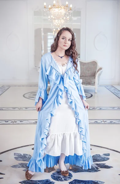 Mooie jonge vrouw in badjas met franje — Stockfoto