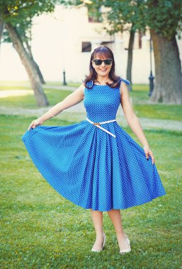 Retro tarzı içinde güzel kadın 