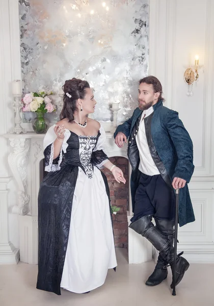 Schönes Paar Frau und Mann in mittelalterlicher Kleidung — Stockfoto