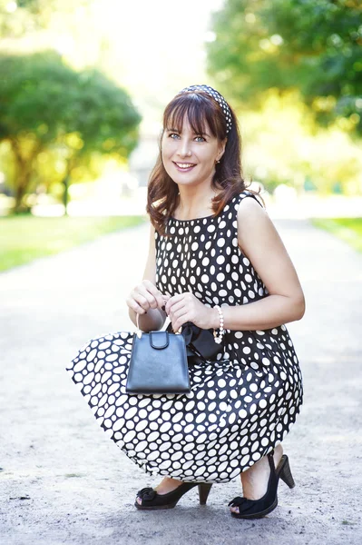 Hermosa mujer en vestido de estilo retro — Foto de Stock