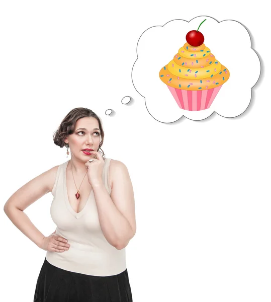 Schöne Plus-Size-Frau träumt vom Kuchen — Stockfoto