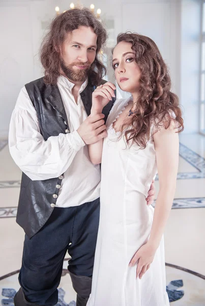 Красива пара жінка і чоловік в середньовічному одязі — стокове фото