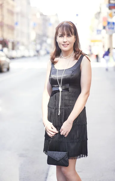 Hermosa mujer en vestido de estilo retro negro en la ciudad — Foto de Stock