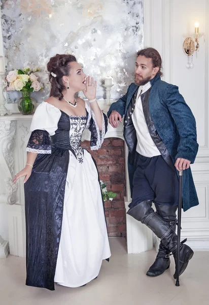 Bela mulher casal e homem em roupas medievais — Fotografia de Stock