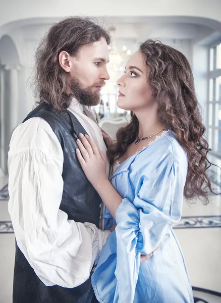Красива пристрасна пара жінка і чоловік в середньовічному одязі — стокове фото