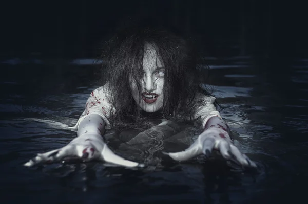 Czarownica piękne kobiety stojącej w rzece — Zdjęcie stockowe