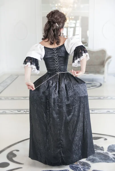 Piękna kobieta średniowiecznych w długiej sukni, powrót — Zdjęcie stockowe