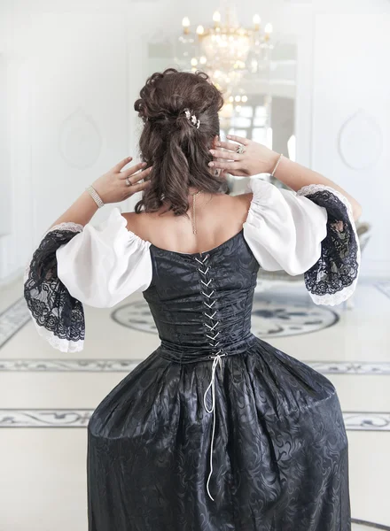 Schöne mittelalterliche Frau in schwarz-weißem Kleid, Rücken — Stockfoto