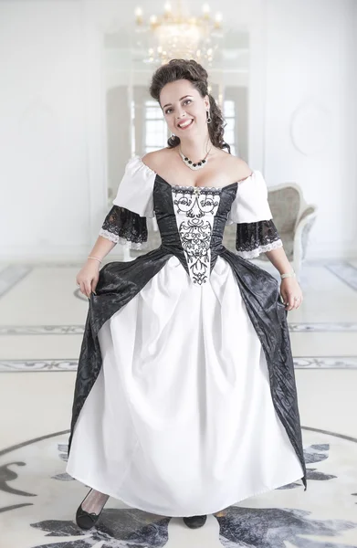 Mulher bonita em vestido medieval longo fazendo curtsey — Fotografia de Stock