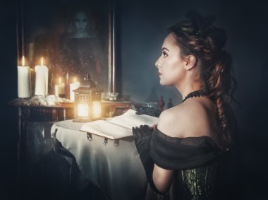 Retro elbise ve aynada hayalet güzel kadın