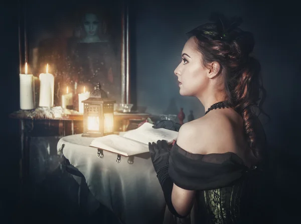 Retro elbise ve aynada hayalet güzel kadın