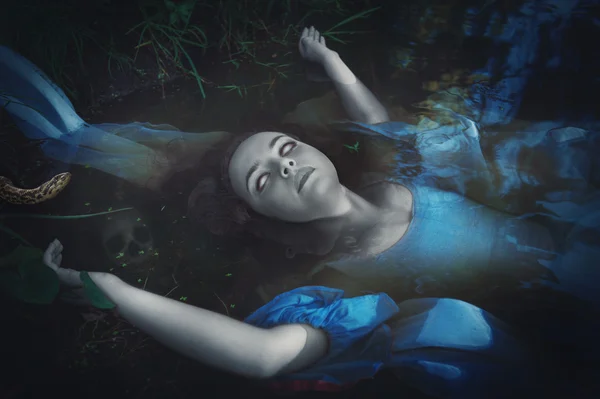 Terrible ahogado muerto fantasma mujer — Foto de Stock
