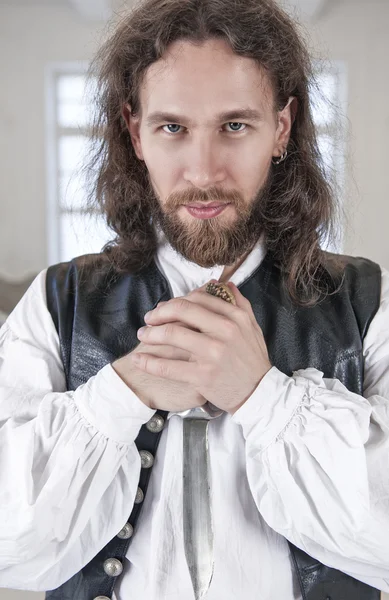 Красивый мужчина в средневековой одежде с кинжалом — стоковое фото