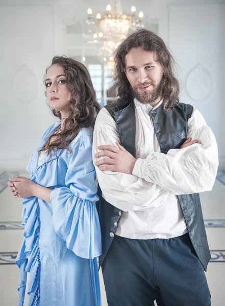 Hermosa pareja mujer y hombre en ropa medieval — Foto de Stock