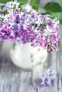 Eflatun çiçek buketi