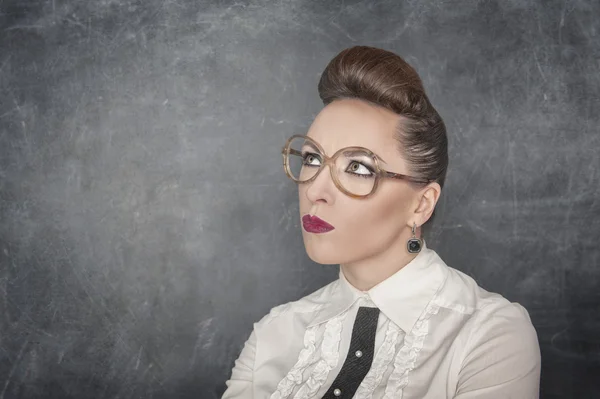 Frau mit Brille schaut auf etwas — Stockfoto