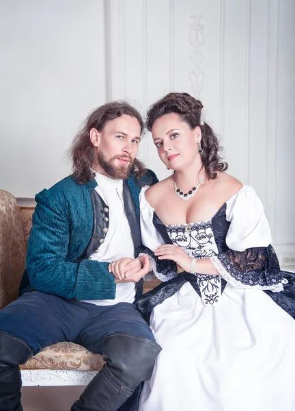 Mooi paar vrouw en man in middeleeuwse kleding — Stockfoto
