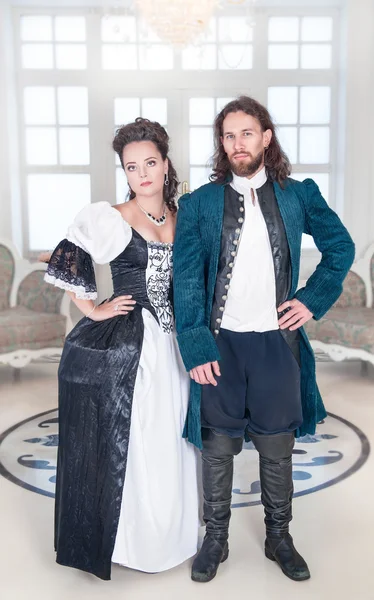 Güzel çift kadın ve adam ortaçağ giysileri — Stok fotoğraf