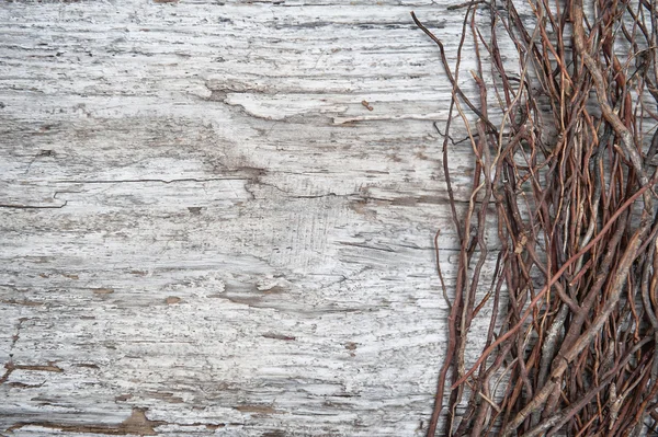 Oude houten achtergrond met droge takken — Stockfoto